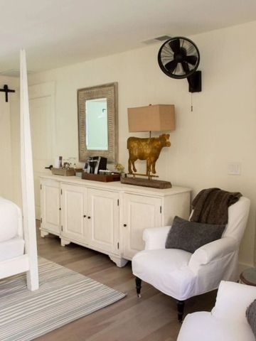 Schlafzimmer mit heller Einrichtung und Dekorationselementen aus Holz