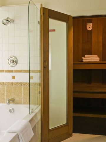 Saunabereich mit Holzvertäfelung und Dusche