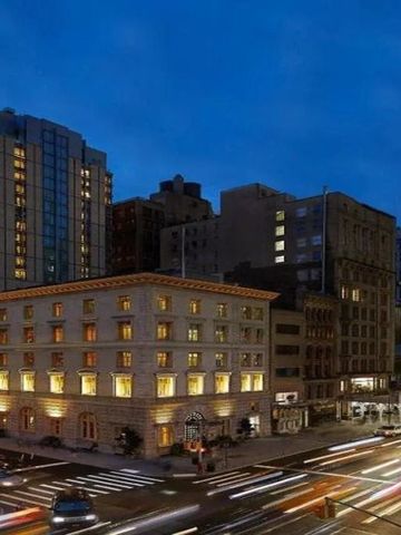 Außenansicht des Hotels bei Nacht mit beleuchteter Fassade