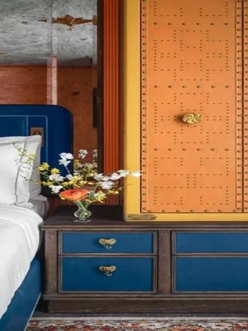 Detail eines Hotelzimmers mit Blumen und kunstvoller Deko