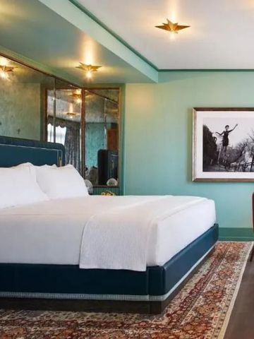 Luxuriöse Hotelsuite mit großem Bett und stilvollen Details.