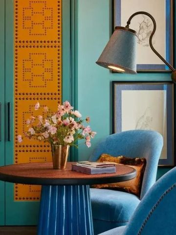 Stilvoller Tisch mit Blumen und dekorativen Elementen.