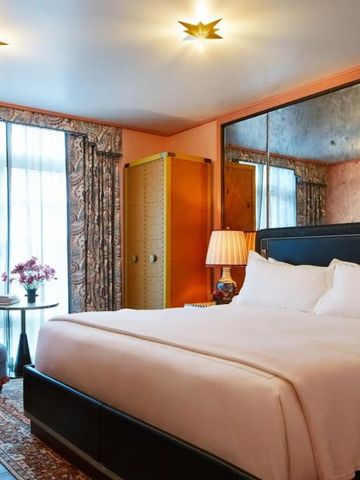 Luxuriöses Hotelzimmer mit Kingsize-Bett und erlesener Dekoration.