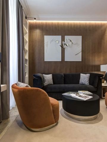 Gemütlicher Loungebereich mit modernen Sesseln und Sofas