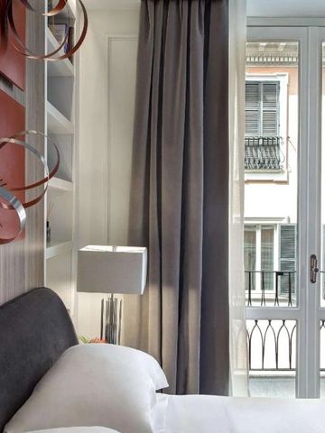 Helles Zimmer mit Bett und großen Fenstern