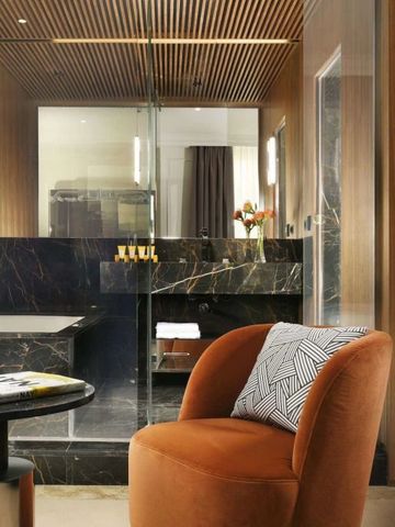 Luxuriöses Badezimmer mit edler Wandverkleidung