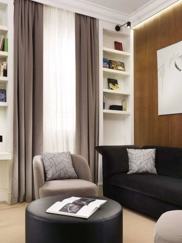 Modern gestaltete Leseecke mit Regalen und Sesseln