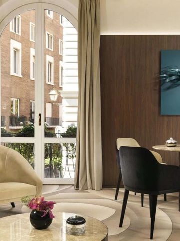 Gemütlicher Sitzbereich mit Blick auf den Innenhof durch große Fenster.