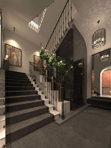 Elegante Hoteltreppe mit Marmorstufen und moderner Kunst an den Wänden