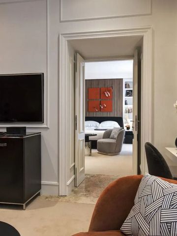 Luxuriöses Hotelzimmer mit stilvoller Einrichtung und Blick auf den Wohnbereich