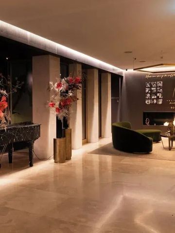 Luxuriös gestaltete Lobby mit Kamin und eleganten Dekorationen