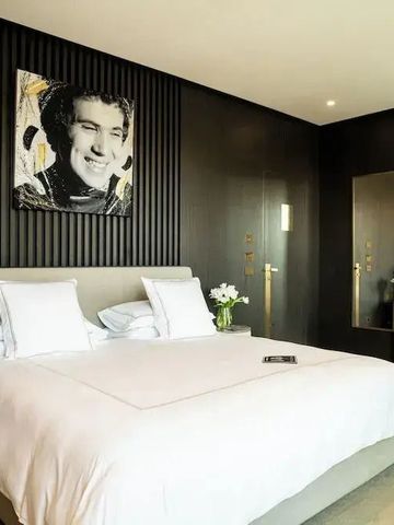 Geräumiges Hotelzimmer mit großem Bett und modernem Dekor