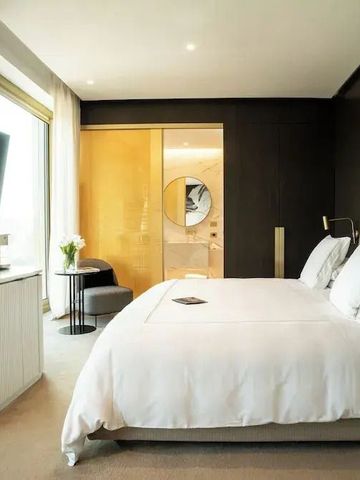 Geräumiges Hotelzimmer mit großem Bett und modernem Interieur