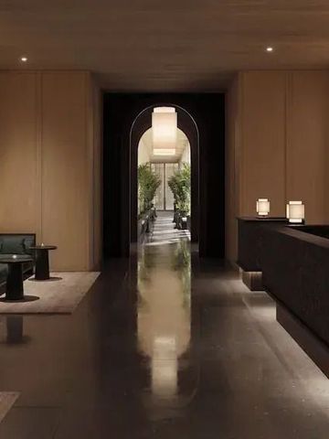 Luxuriöse Hotel-Lobby mit stilvoller Beleuchtung und moderner Einrichtung