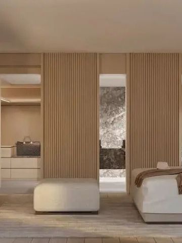 Geräumiges modernes Hotelzimmer mit elegantem Design und dezenter Beleuchtung