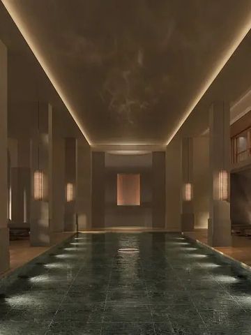 Exklusiver Innenpoolbereich mit stimmungsvoller Beleuchtung