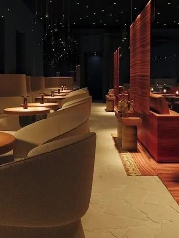 Elegantes Restaurant mit gedämpfter Beleuchtung und stilvollen Sitzmöglichkeiten