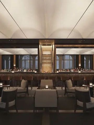 Moderne Bar mit elegantem Beleuchtungskonzept und bequemen Sitzgelegenheiten