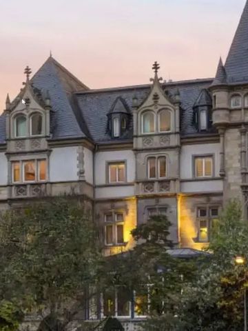 Historische Architektur des Hotels in der Abenddämmerung mit beleuchteter Fassade.