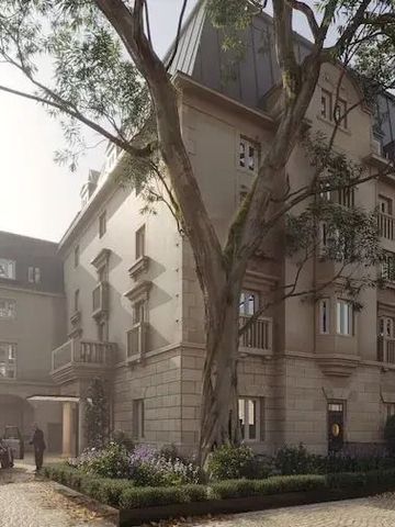 Vorderansicht des Hotels mit altem Baum und gepflasterter Einfahrt im Tageslicht.