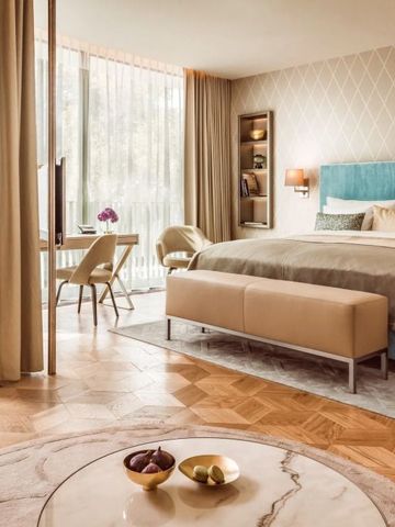 Luxuriöses Hotelzimmer mit großem Bett und stilvollem Sitzbereich