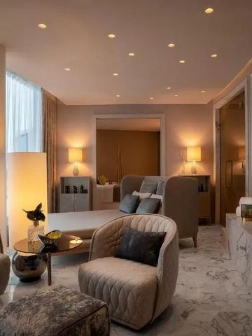 Geschmackvoll eingerichtetes Wohnzimmer mit gemütlichen Sesseln und eleganter Beleuchtung