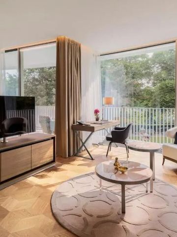 Moderner Wohnbereich mit großen Fenstern, elegantem Sofa und Parkettboden