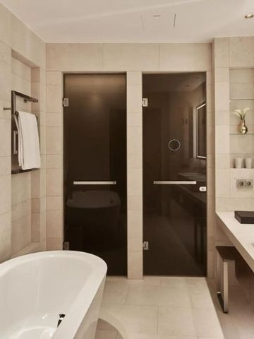 Luxuriöses Badezimmer mit Badewanne, Dusche und edler Einrichtung