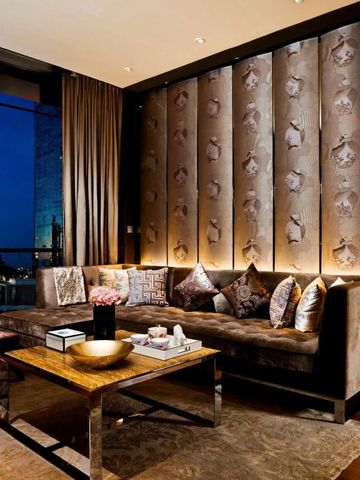 Elegante Lounge mit stilvollem Sofa und gedämpfter Beleuchtung in einer Suite