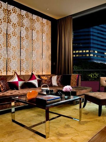 Exklusiver Wohnbereich einer Suite mit luxuriösem Interieur und Aussicht