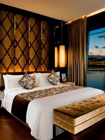 Luxuriöses Hotelzimmer mit Kingsize-Bett und Panoramablick auf die Skyline von Singapur