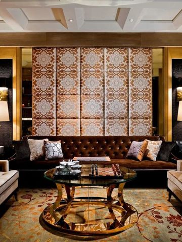 Stilvolle Hotel-Lounge mit luxuriösen Möbeln und kunstvoller Dekoration