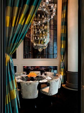 Elegantes Restaurant-Interieur mit kunstvollem Kronleuchter und gedecktem Tisch