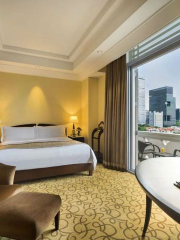Geräumiges Zimmer mit Doppelbett und Stadtblick im Fullerton Hotel