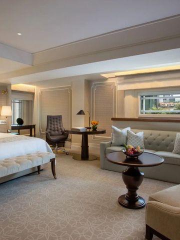 Luxuriöse Suite mit eleganter Einrichtung und Sitzbereich im Fullerton Hotel