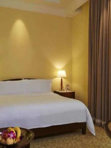 Elegantes Hotelzimmer mit Doppelbett und sanfter Beleuchtung