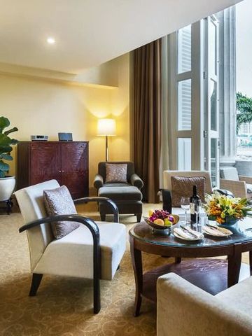 Heller Loungebereich mit Fensterblick und stilvollen Möbeln