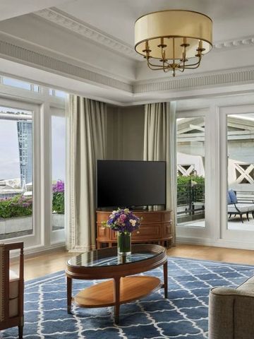 Luxuriöses Wohnzimmer mit großen Fenstern und stilvoller Einrichtung