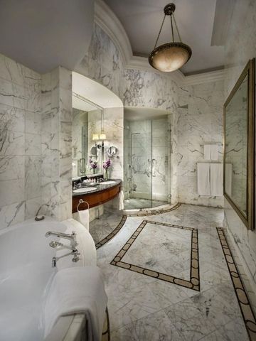 Marmorbad mit freistehender Wanne und begehbarer Dusche