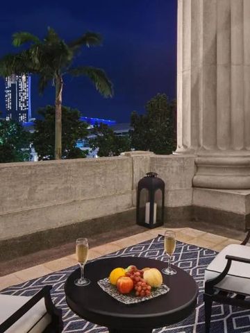 Elegante Terrasse mit Blick auf Singapurs Skyline bei Nacht