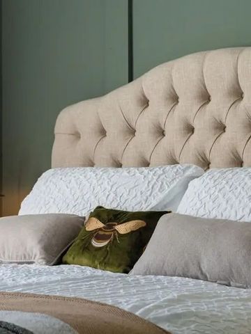 Bett mit gepolstertem Kopfteil und eleganten Kissen