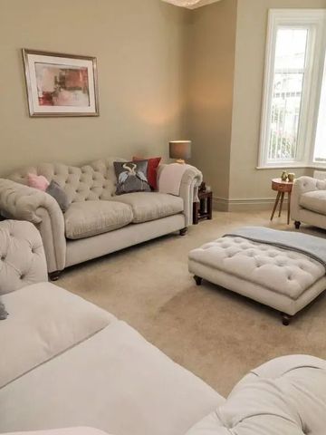 Gemütlicher Lounge-Bereich mit bequemen Sesseln und Sofas in neutralen Tönen