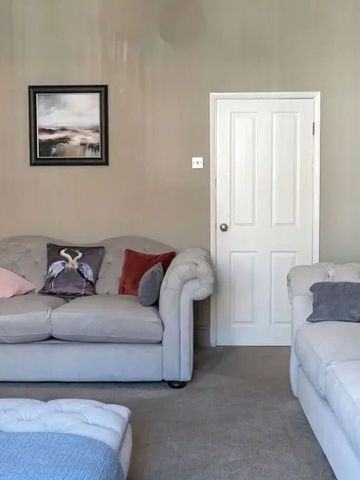 Ruhiger Lounge-Bereich mit gepolsterten Sofas und geschmackvollen Kunstwerken