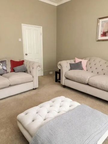 Lounge mit stilvollen Möbeln und dezenter Kunst an den Wänden