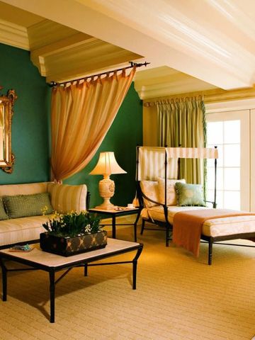 Luxuriöse Sitzecke mit Spiegel, Vorhängen und stilvollen Möbeln.