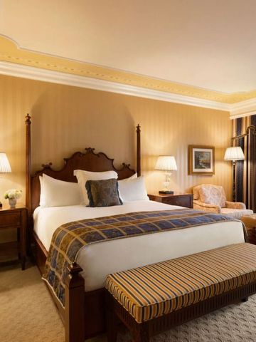 Elegantes Hotelzimmer mit großen Fenstern und stilvollen Möbeln.