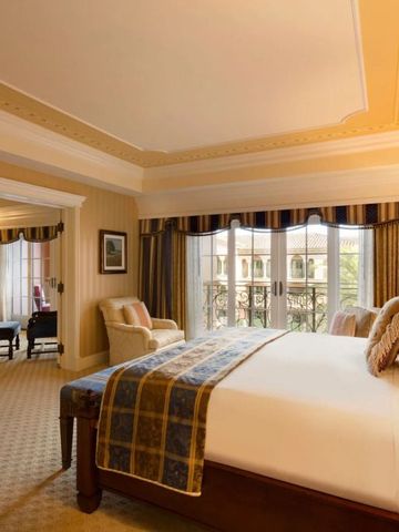 Geräumige Suite mit Blick auf den Garten und eleganter Einrichtung.