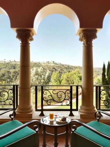 Balkon mit Blick auf grüne Hügel und Edelstühle im Freien
