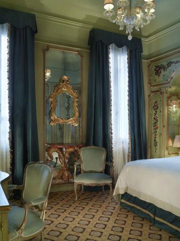 Großes Zimmer mit opulenten Verzierungen und historischer Eleganz