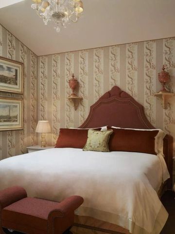 Luxuriöses Zimmer mit prachtvoller Tapete und eleganten Möbeln